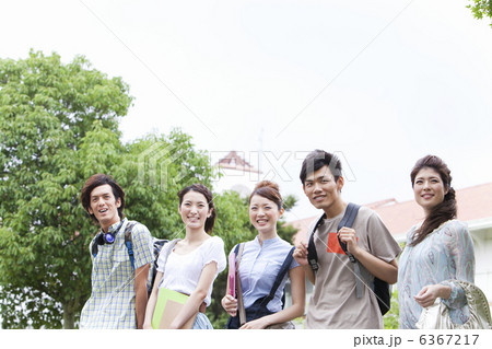 遠くを見ている大学生5人 遠くを見ている大学生5人 6367217