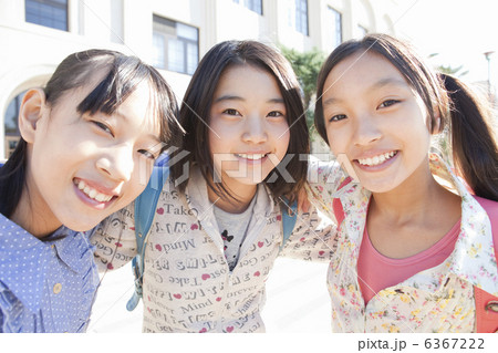 校庭で肩を組んでいる小学生の女の子3人 6367222