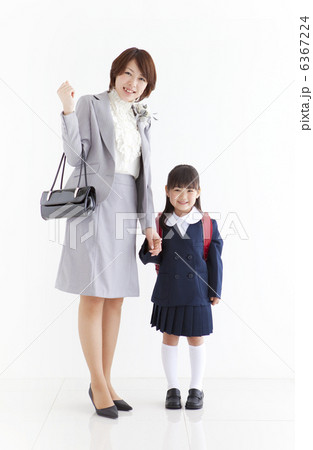 手をつなぐ笑顔の親子 6367224