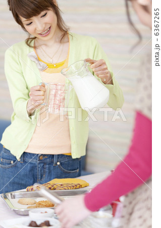 牛乳を計量カップに注ぐ女性 牛乳を計量カップに注ぐ女性 6367265