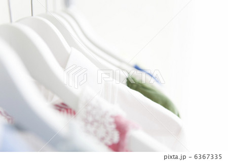 洋服を掛けたハンガー 6367335