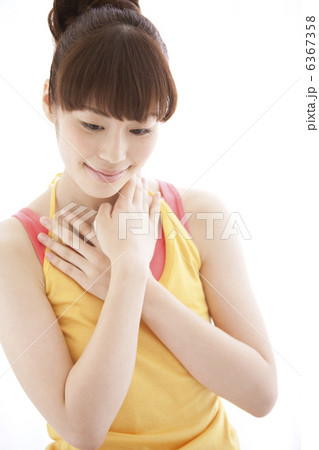 首に手をあてている女性 6367358