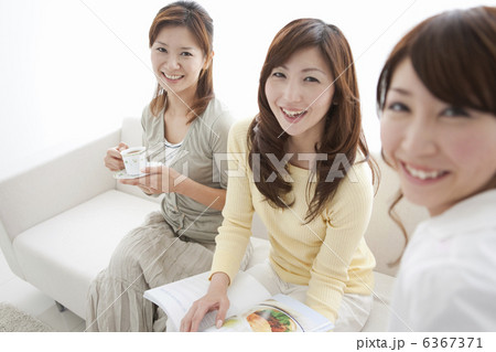 ソファーに座っている女性3人 6367371