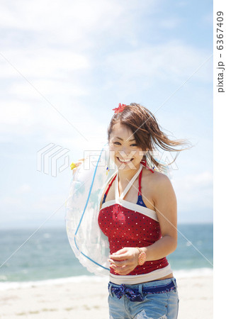 浮き輪を持っている笑顔の女性 6367409