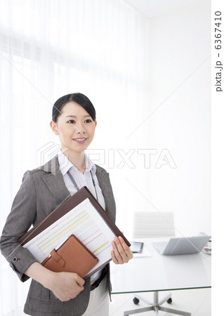 オフィスで書類を持って立つビジネスウーマン オフィスで書類を持って立つビジネスウーマン 6367410