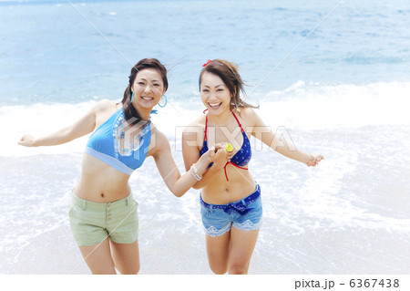 手をつないで走る水着女性2人 6367438