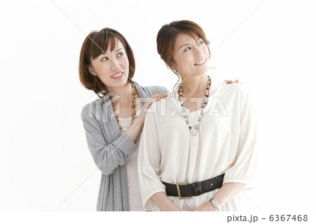 上を見上げている笑顔の女性2人 6367468