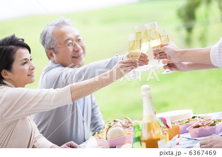 シャンパングラスで乾杯する笑顔の家族 シャンパングラスで乾杯する笑顔の家族 6367469