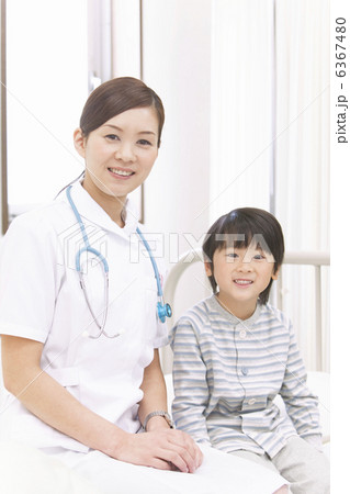 病室のベッドに座る男の子と看護師 6367480
