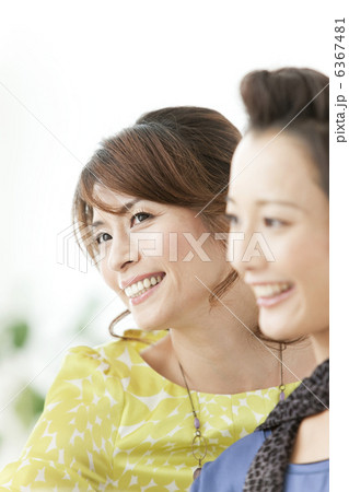 笑顔の女性2人 6367481