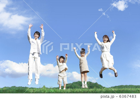 並んでジャンプしている家族 6367483