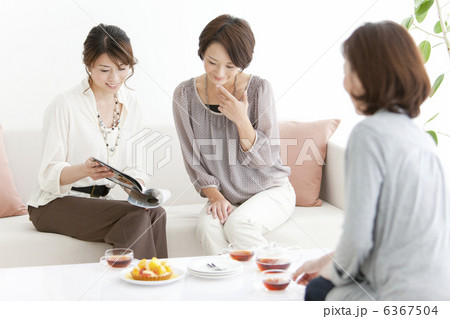 本を見ている笑顔の女性3人 6367504