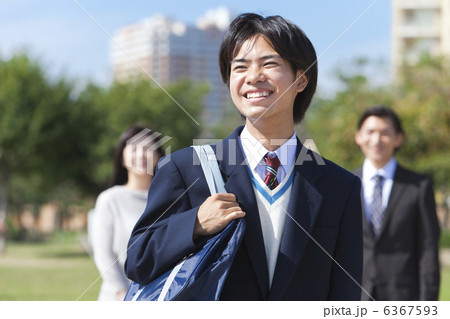 笑顔の男子中高生と両親 笑顔の男子中高生と両親 6367593