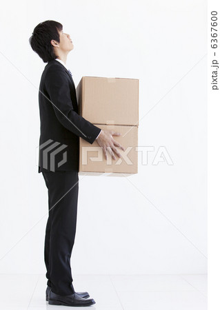 ダンボール箱を持っているビジネスマン ダンボール箱を持っているビジネスマン 6367600