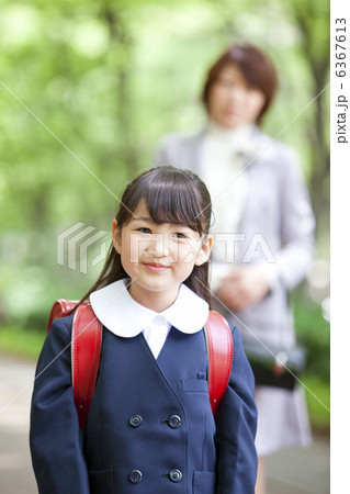 ほほえんでいる女の子と母親 6367613