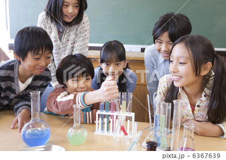 実験している小学生6人 実験している小学生6人 6367639