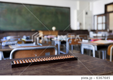 机の上に置かれたそろばんと教室 6367685
