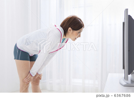 テレビを見ながらエクササイズをする女性 6367686
