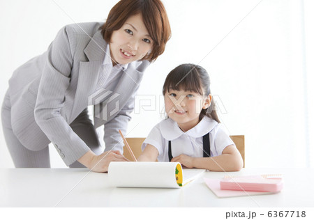 笑顔の先生と生徒 6367718