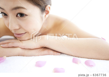 うつ伏せになる笑顔の女性 6367736