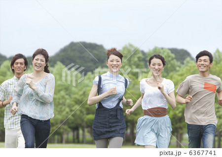 走っている若者5人 走っている若者5人 6367741
