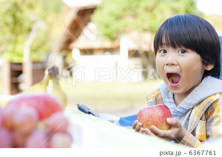 リンゴを食べようとする男の子 リンゴを食べようとする男の子 6367761