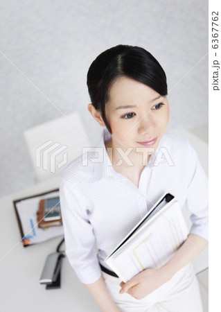 書類を持つビジネスウーマン 6367762
