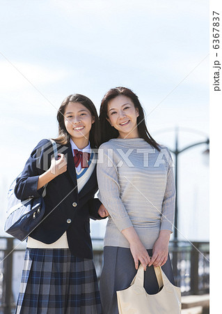 かばんを持っている女子中高生と笑顔の母親 6367837