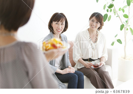 タルトを運ぶ女性と笑顔の女性2人 6367839