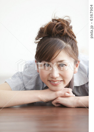笑顔の女性 6367904