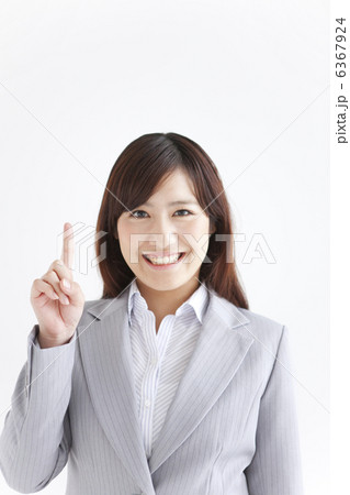 指を立てる笑顔のビジネスウーマン 指を立てる笑顔のビジネスウーマン 6367924