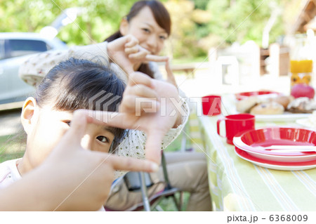 手でフレームを作る笑顔の親子 6368009
