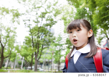 驚いている女の子 6368047