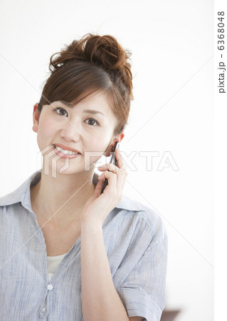 スマートフォンで話している笑顔の女性 6368048