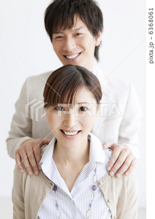 笑顔の男女 6368061