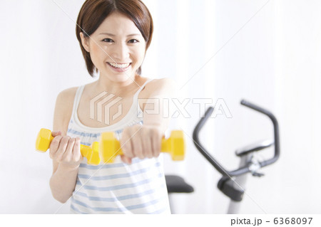 ダンベルを持ってエクササイズをする女性 6368097