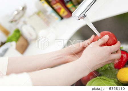 野菜を洗う女性の手 6368110
