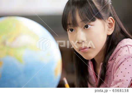 地球儀を見ている小学生の女の子 地球儀を見ている小学生の女の子 6368138
