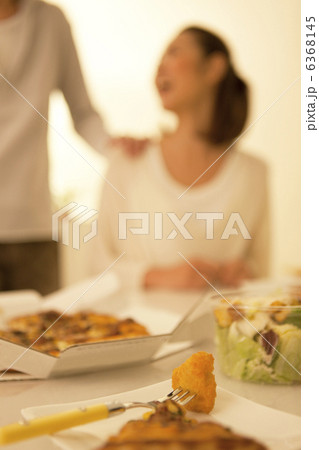 カップルと食事 6368145