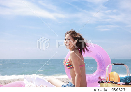 砂浜に座っている水着姿の女性 6368234