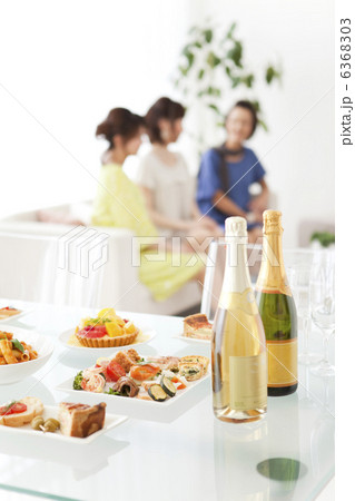 食卓に並ぶパーティー料理とボトル 食卓に並ぶパーティー料理とボトル 6368303