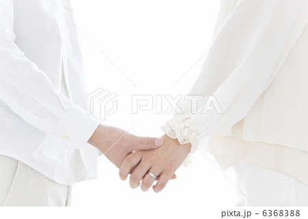 手を握っているカップルの手 手を握っているカップルの手 6368388