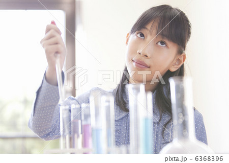 実験している小学生の女の子 6368396