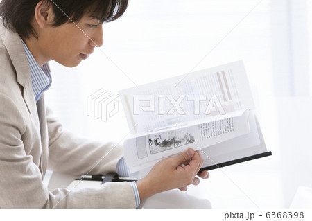 書類を見ているビジネスマン 6368398