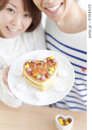 ケーキを持っているカップル 6368420