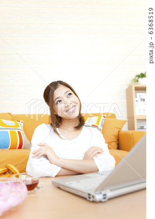 上を見上げている女性 6368519