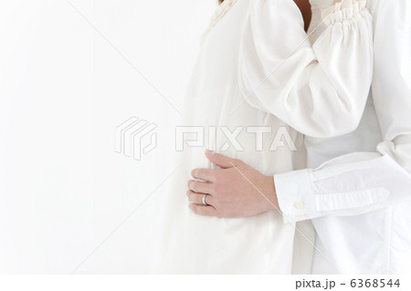 抱き合っているカップル 抱き合っているカップル 6368544