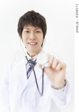 聴診器をあてる医師 6368571