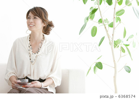 ティータイム中の笑顔の女性 ティータイム中の笑顔の女性 6368574