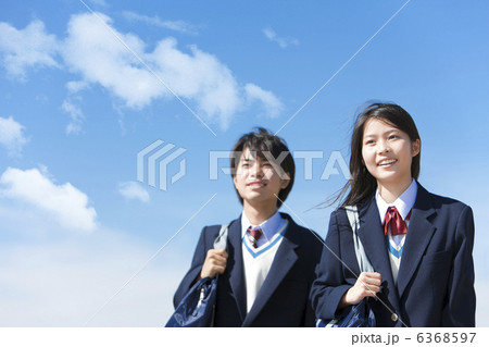 かばんを持っている笑顔の中高生の男女 6368597